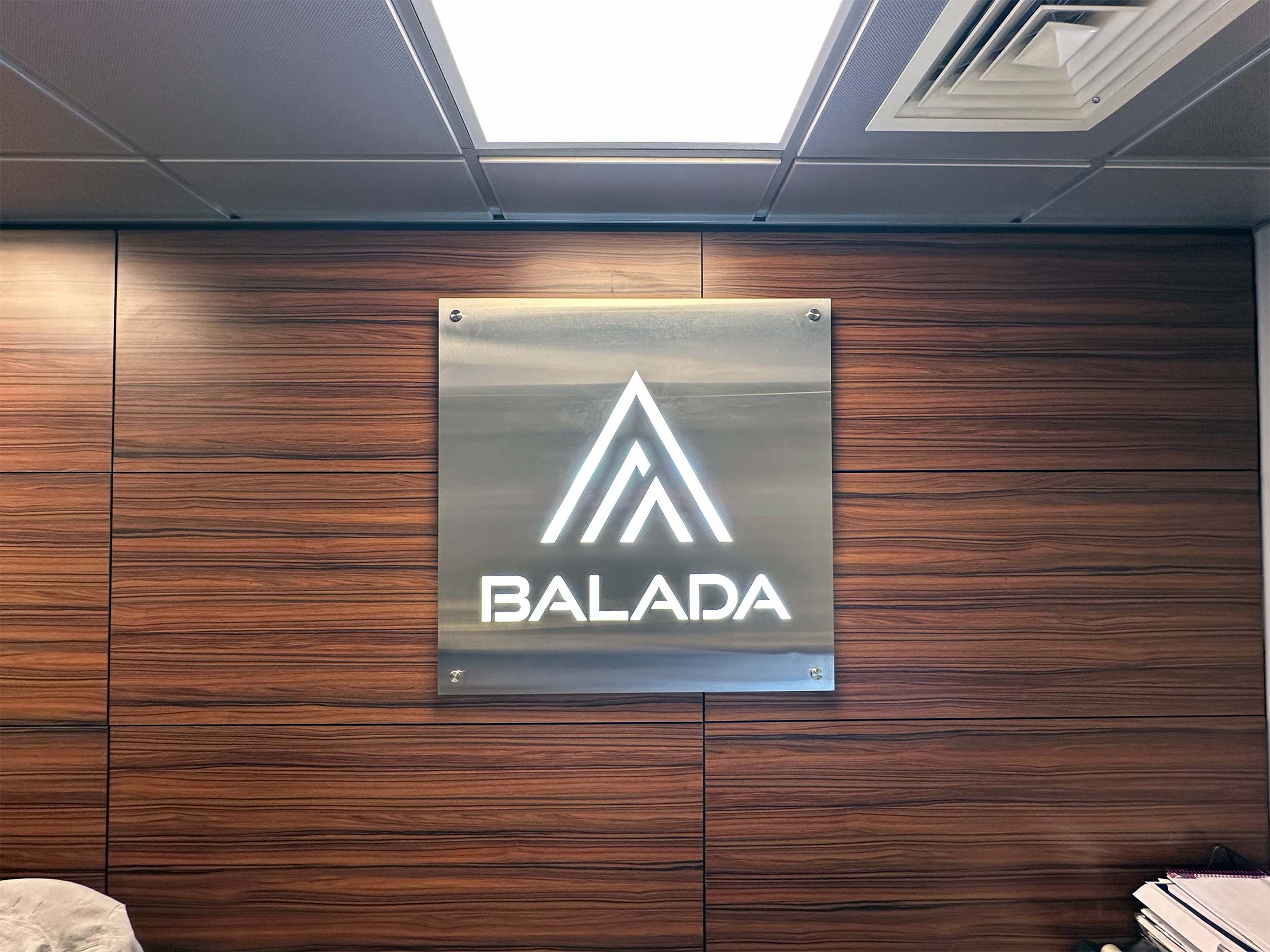 Cartel metalico con logo de Balada